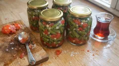 Çiğden taze fasulye konservesi: haşlamadan kavanoza, kışa hazır yöntem