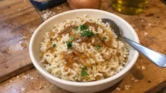 Karamelize soğanlı pirinç pilavı: tane tane sonuç için adım adım tarif