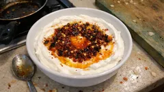 5 dakikada atom meze: sarımsaklı yoğurt ve biberli tereyağ sosu