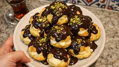 Ev yapımı profiterol: kabaran pataşu, vanilyalı krema ve parlak çikolata sos