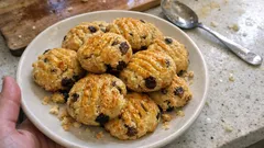 Yoğurtlu üzümlü kurabiye tarifi: kıyır kıyır, fındıklı ve tam kararında