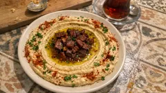 Pastırmalı humus tarifi: rondoda 5 dakikada pürüzsüz, limonlu tahinli lezzet