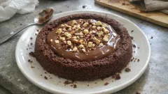 Çikolatalı tart pasta tarifi: kakaolu yumuşak taban, kremalı sütlü çikolata sosuyla