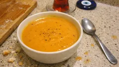 Kadife kıvamlı bal kabağı çorbası: süt ve baharatla tam kararında