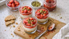 Aynı gün hazır: Kupta fırınsız çilekli pratik cheesecake tarifi