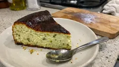 Antep fıstıklı San Sebastian cheesecake: üstü yanık, içi ipeksi kıvamıyla tam kararında