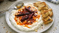 Atom Meze tarifi: sarımsaklı süzme yoğurt ve tereyağlı acı biber sosuyla