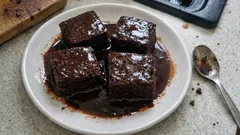 Tam kıvam ıslak kek: parlak kakaolu sosuyla yumuşacık ev tarifi