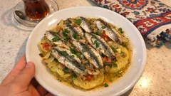 Tek tepside fırında hamsi buğulama: patates ve soğanla sulu, hafif bir akşam yemeği