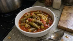 Salyalanmayan zeytinyağlı etsiz bamya yemeği: limonlu, tam kıvamında