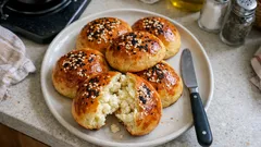 Mayasız Peynirli Poğaça: 25 Dakikada Yumuşacık, Ele Yapışmayan Hamurla