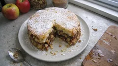 Tabanı karamelleşen elmalı şarlot: tarçınlı, cevizli ve yumuşacık kek dokusuyla