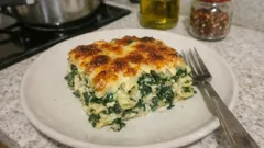 Tek tepside ıspanaklı fırın makarna: üstü kızaran, içi kremamsı