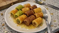 Şam Dürümü Tatlısı tarifi: tek hamurla fıstıklı ve cevizli iki lezzet