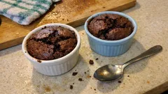 Un ve şeker yok: 3 malzemeli elmalı kakaolu sufle kek tarifi