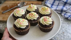 Yumuşacık kakaolu cupcake tarifi: vanilyalı tereyağlı kremasıyla tam kıvamında