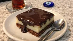 Bisküvili İrmik Tatlısı: Borcamda kat kat, çikolata soslu hafif sütlü tatlı