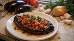 Bol soğanlı İmam Bayıldı: fırında sosuyla yumuşacık patlıcan tarifi