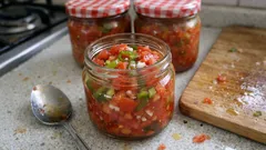 Çiğden menemen konservesi: kavanozla, kışın 5 dakikada menemen hazır olsun