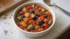 Tek tepside fırında yaz türlüsü: Domatesli sosla kızaran, dağılmayan sebzeler