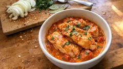 Defne aromalı kremalı tavuk: ipeksi sosuyla tek tavada pratik akşam yemeği