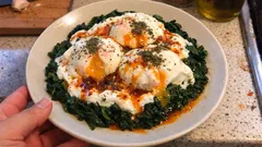 Ispanaklı çılbır tarifi: sarımsaklı yoğurt ve poşe yumurta ile doyurucu kahvaltı