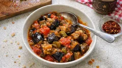 Kızartma yapmadan domatesli patlıcan yemeği: tek tencerede hafif ve tam kıvamında