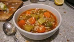 Pirinçli pırasa yemeği tarifi: salçayla lezzeti oturan, hafif sulu yemek