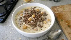 Kesilmeyen terbiyesiyle kıymalı yoğurt çorbası: nohutlu, şehriyeli ve çok doyurucu