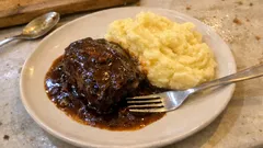 Düdüklüde lokum gibi dana yanak: kremamsı patates püresiyle servis