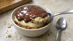Spoonful tatlısı tarifi: kek, ipeksi krema ve çikolata sosu tek kupada