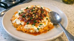 Yoğurtlu bal kabağı mezesi: sote kabak, sarımsaklı yoğurt ve cevizli yağ