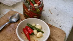 Kütür kütür cin biberi turşusu: üzüm sirkesiyle tam ölçü ev yapımı tarif