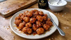 Fırında Popcorn Chicken: az yağla çıtır lokmalar ve acı-tatlı sosuyla tam kıvamında