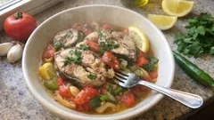 Su eklemeden tencerede palamut buğulama: kokusuz, dağılmayan dilimler