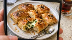 Hazır yufkadan peynirli bohça böreği: sosuyla kat kat kabaran çıtır tarif